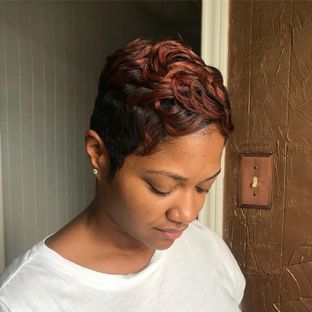 oser les mèches cannelle sur des cheveux bruns pour une coupe Pixie sublime et moderne en automne