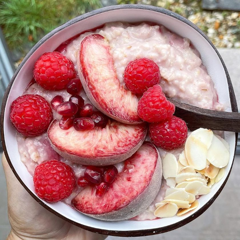 porridge aux flocons d'avoine et aux pêches de vigne