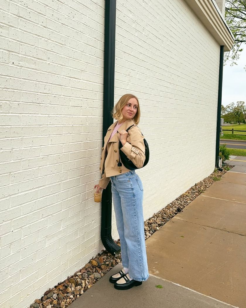 porter la mini trench-coat pour la rentrée avec des jeans et un sac moderne