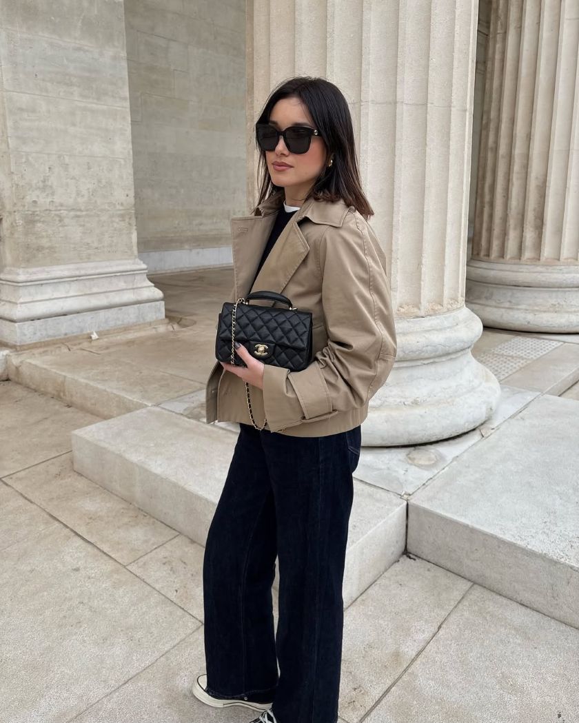 porter le mini trench-coat à la rentrée, idée tenue sportive chic