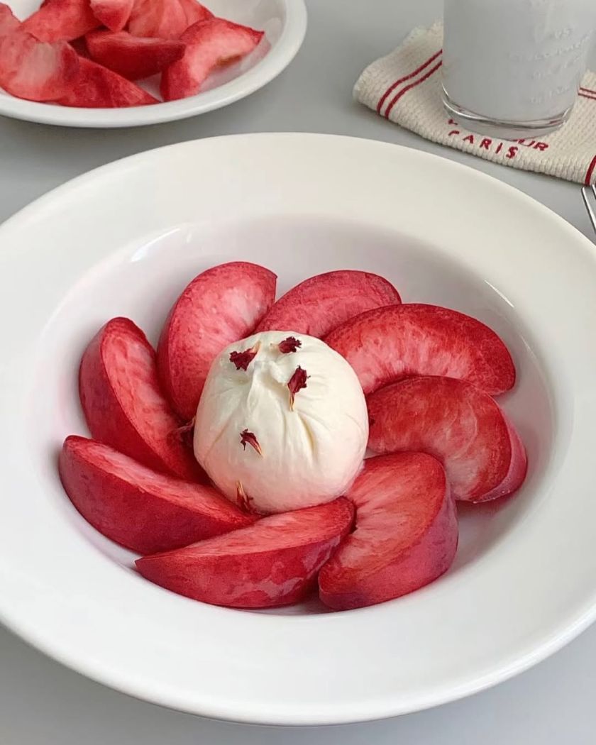 salade fruitée aux pêches de vigne et mozzarella burrata