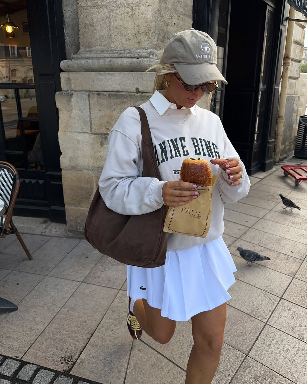 street style chic pour la rentrée-sweat oversize et jupe plissée