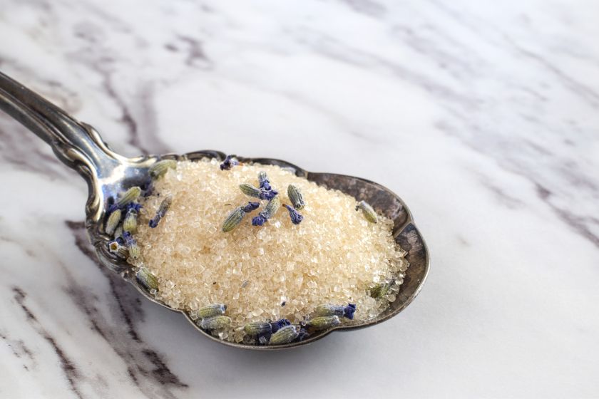 sucre parfumé à la lavande dans une cuillère à soupe