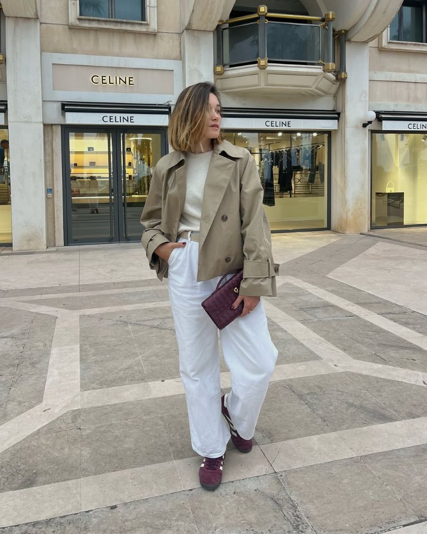 tendance trench court de l'automne, tenue chic décontractée avec adidas samba