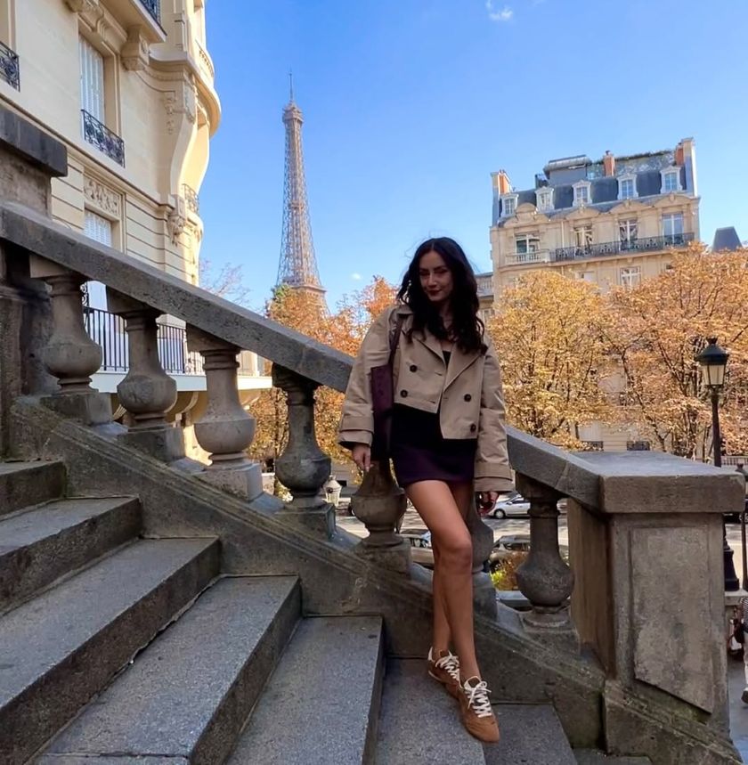 trench‑coat court et mini jupe ou minirobe à la rentrée