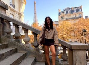 trench‑coat court et minirobe à la rentrée