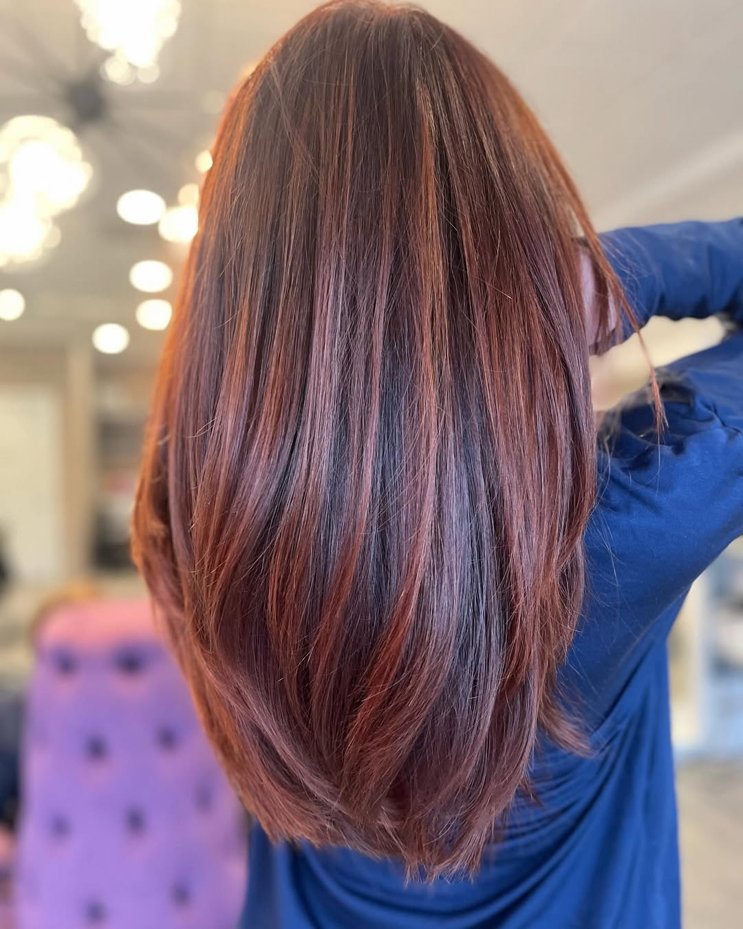 un balayage rouge rose gold naturel pour une transition en douceur vers l'automne
