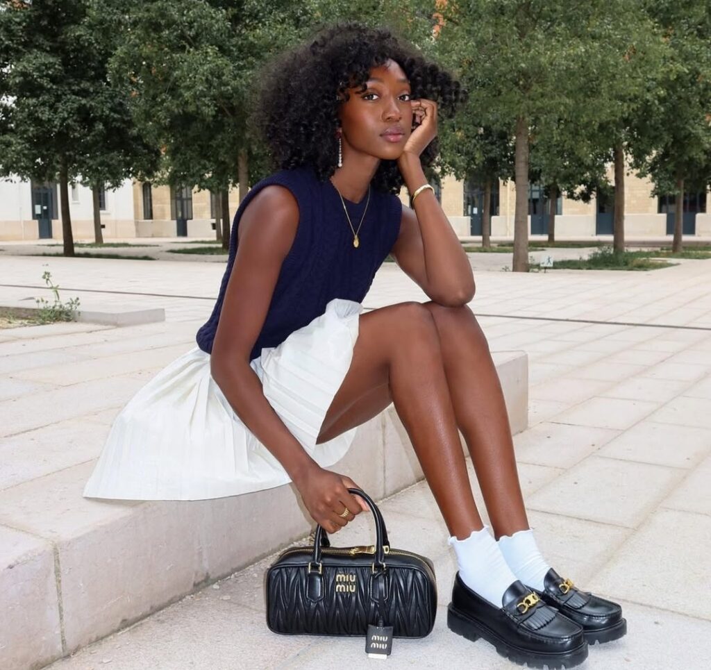 un total look tennis chic avec une jupe plissée blanche