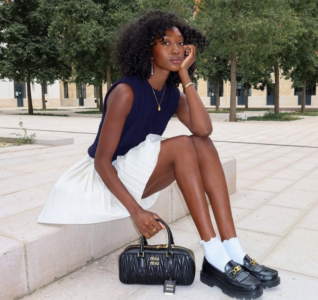 un total look tennis chic avec une jupe plissée blanche