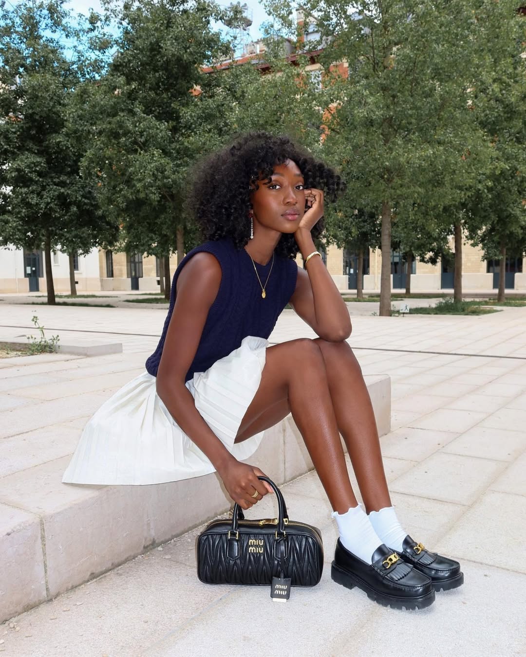 un total look tennis chic-un gilet tricot bleu marine à porter avec une jupe de tennis blanche