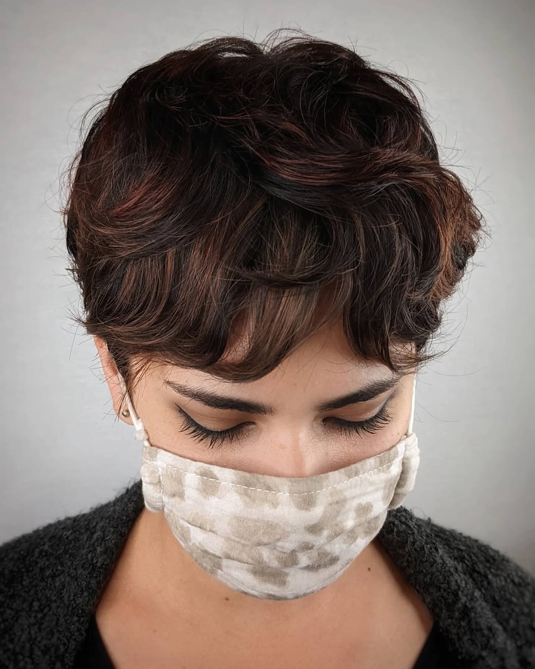 une coupe Pixie mise en valeur par un balayage cannelle féminin et naturel