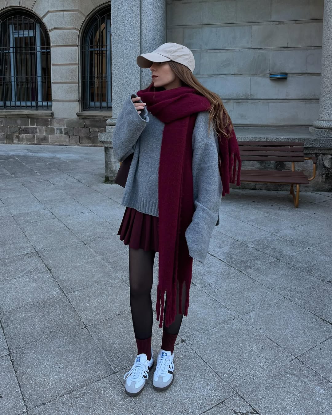 une idée de look d'automne chaleureux-associer la jupe de tennis à un pull oversize