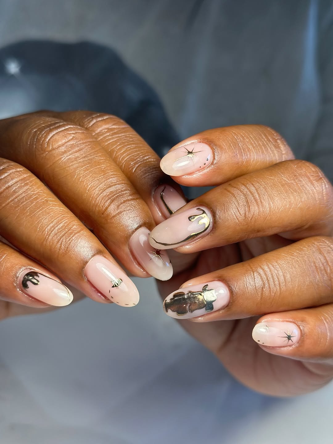 une idée de nail art bronze insolite sur ongles nude