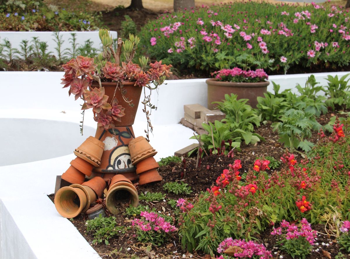 utiliser les pots à fleurs empilés et superposés pour créer une cascade végétale magnifique