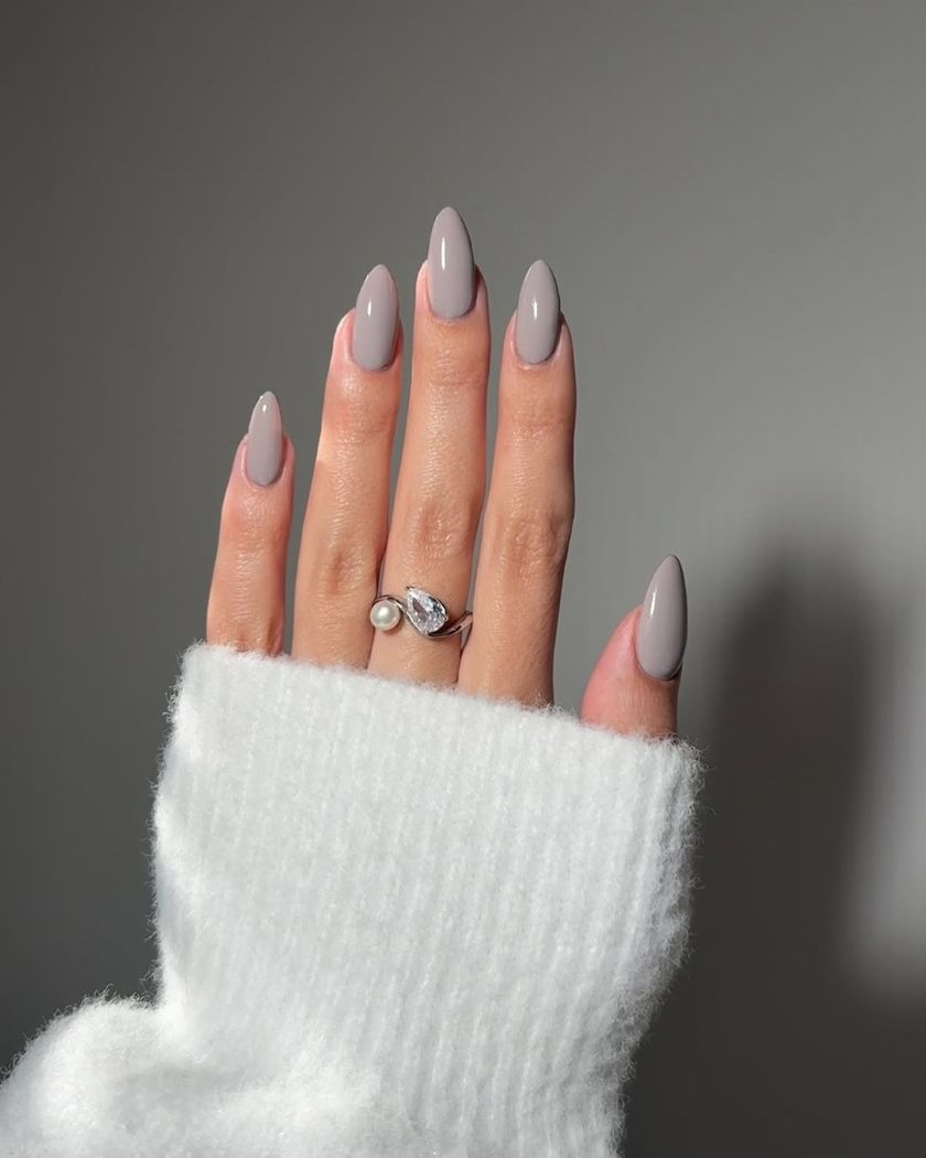 vernis neutres pour l'automne, argile douce sur ongles longs