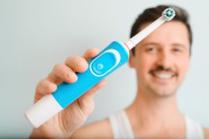 vous utilisez une brosse à dents électrique
