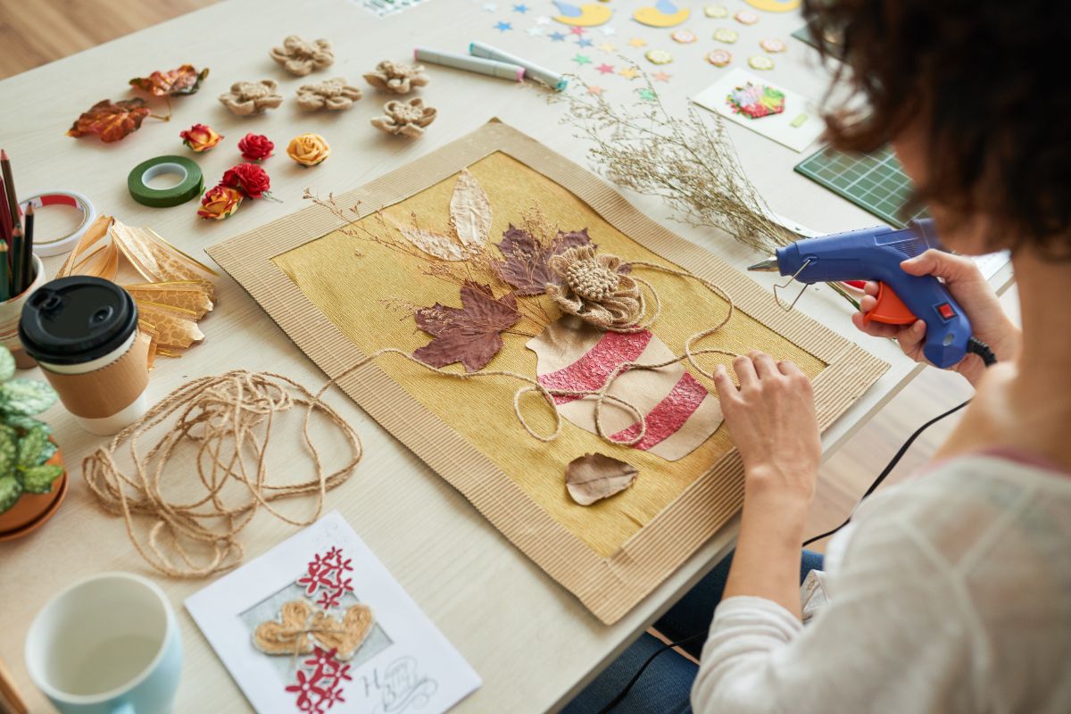 Bricolage avec des feuilles d’automne-tableaux et collages originaux à faire avec les enfants