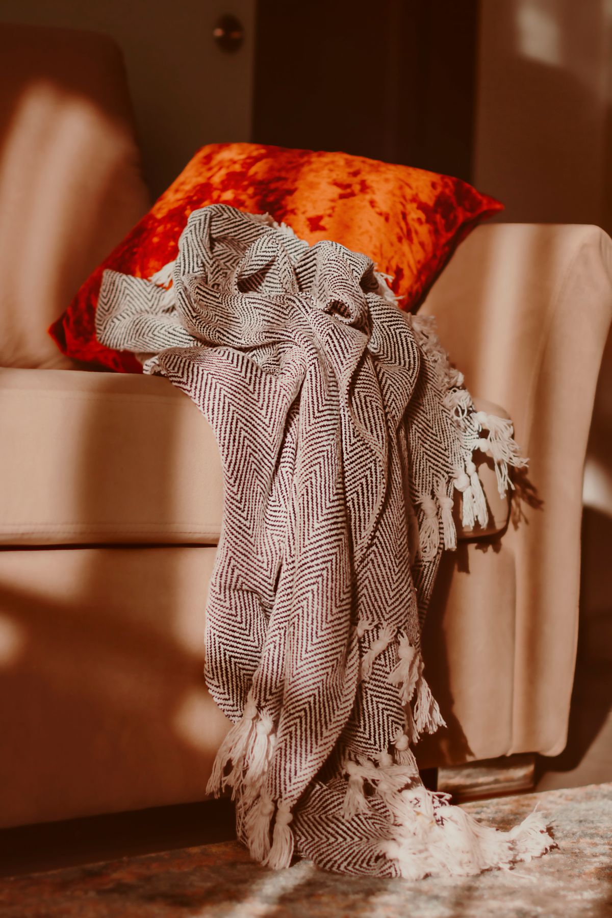 Comment intégrer le velours dans la déco salon moderne cet automne