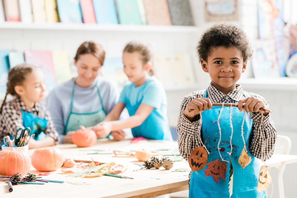 DIY automne pour enfants-mobile à base de feuilles d'arbres peintes