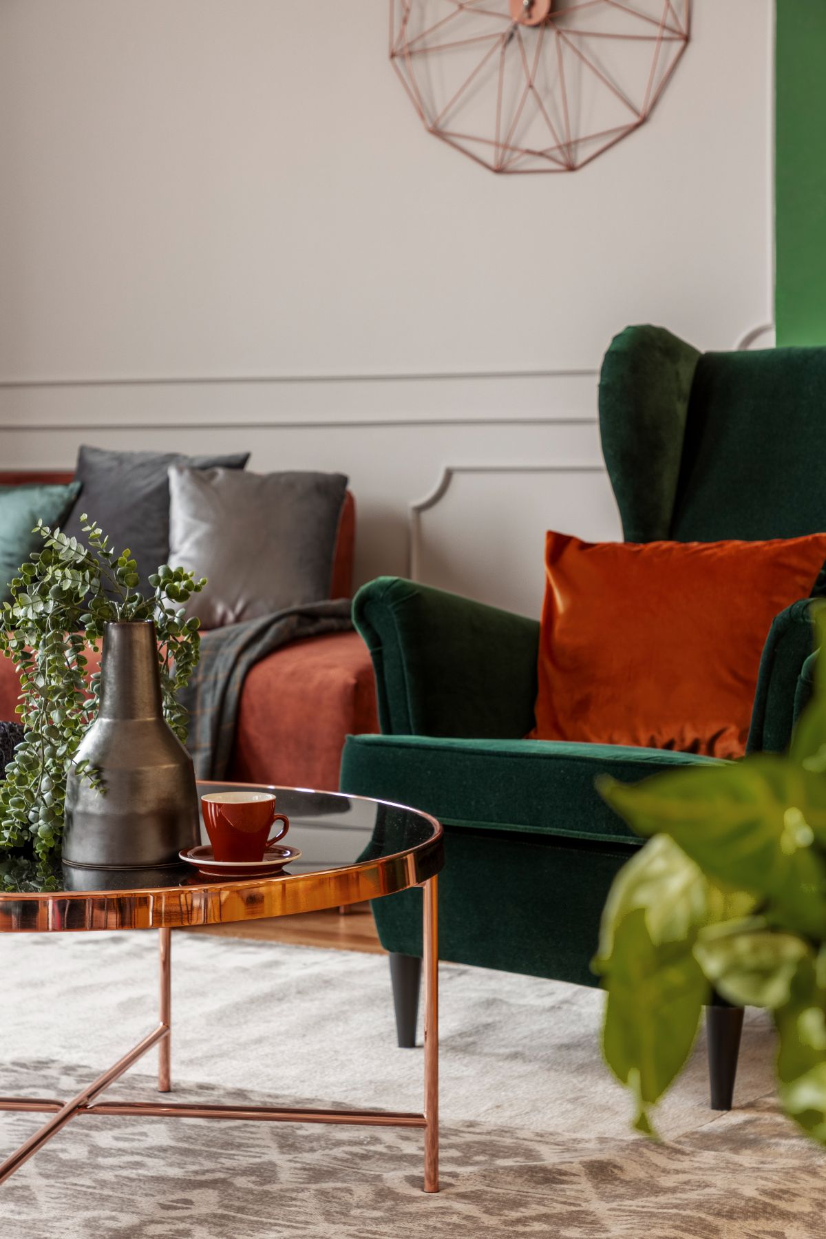 Mélanger les matières pour une ambiance cozy réussie-velours vert émeraude et table basse cuivre