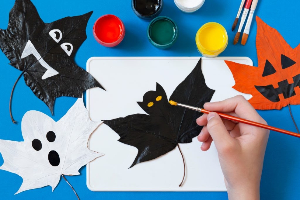 Peinture avec des feuilles pour les enfants de la maternelle - des chauves-souris
