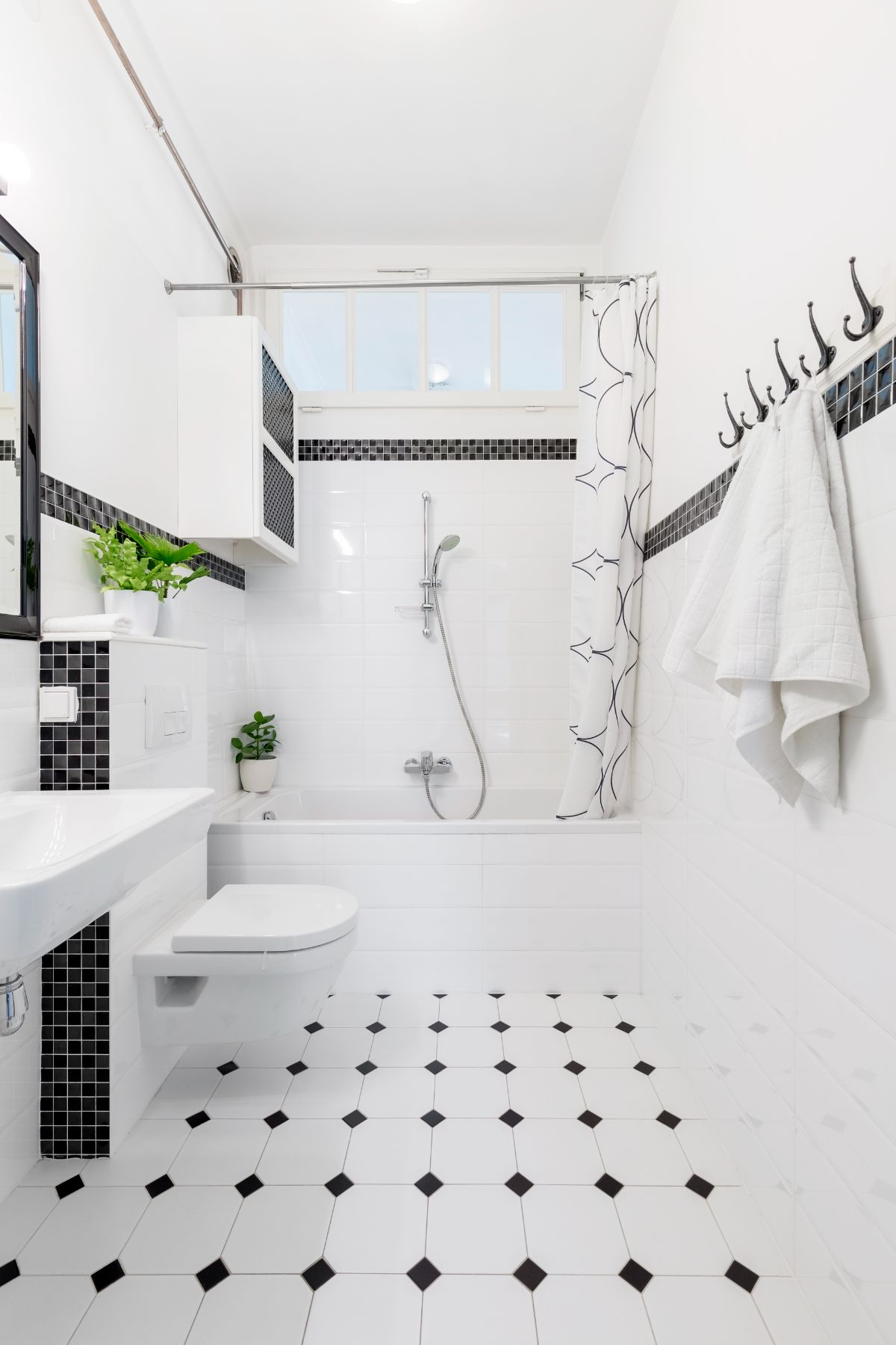 baignoire droite adossée au mur pour aménager une salle de bain en longueur