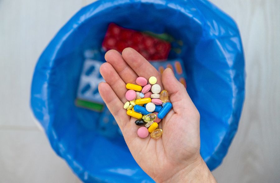 bien trier en apportant les médicaments à la pharmacie