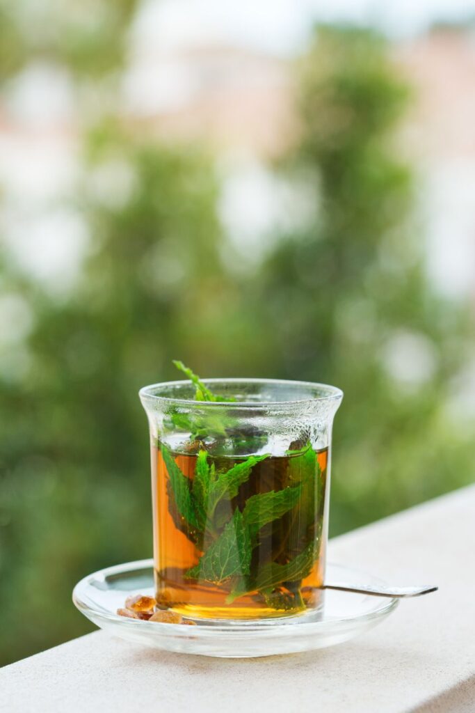 buvez du thé à la menthe pour ne pas avoir le ventre gonflé