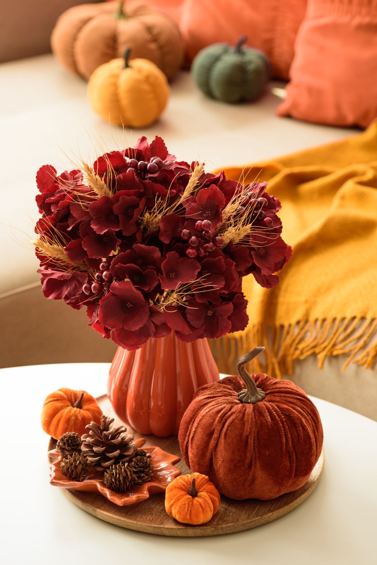 citrouilles décoratives en velours en tant que centre de table automne