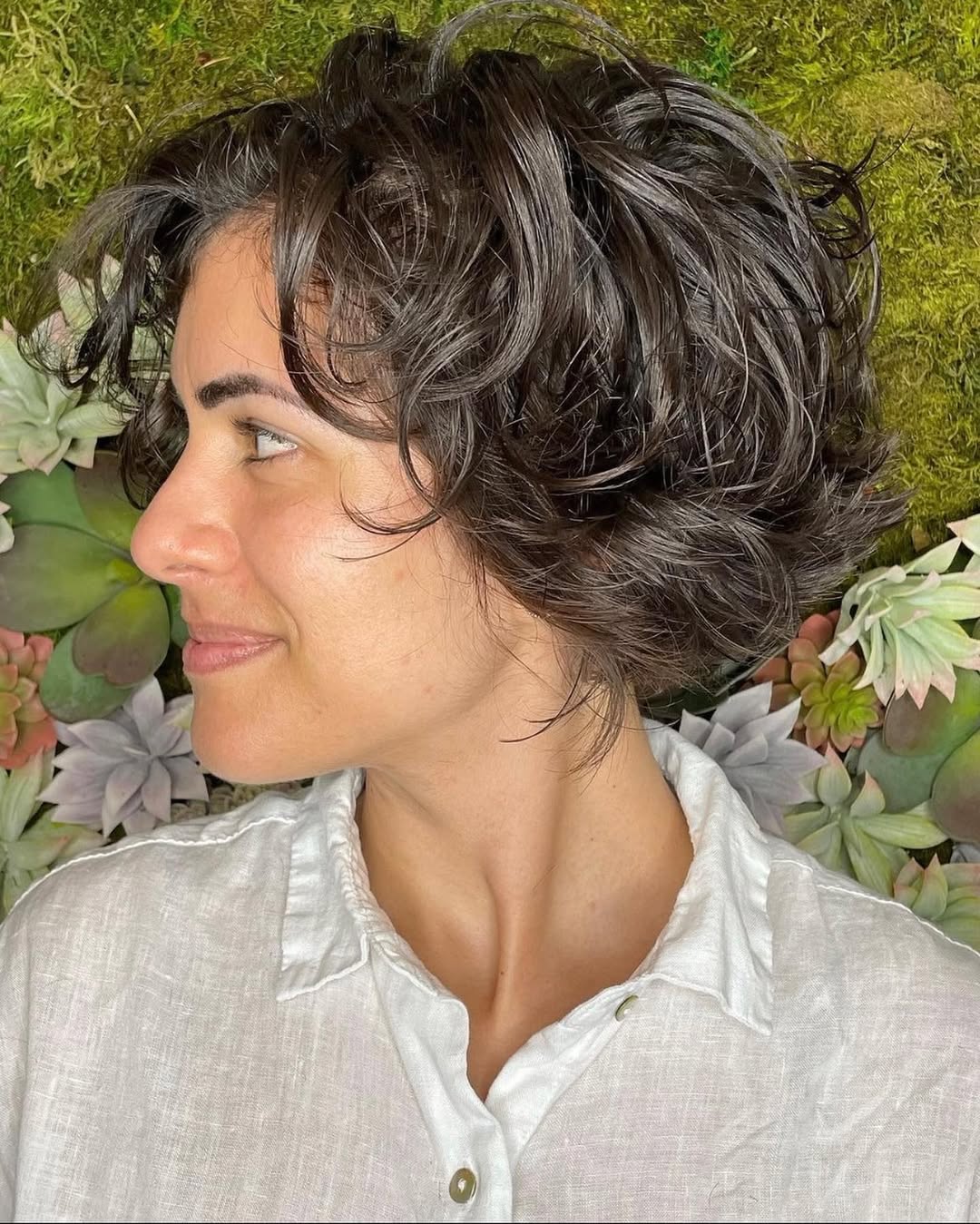 comment coiffer la coupe pixie bob bouclée dans le quotidien