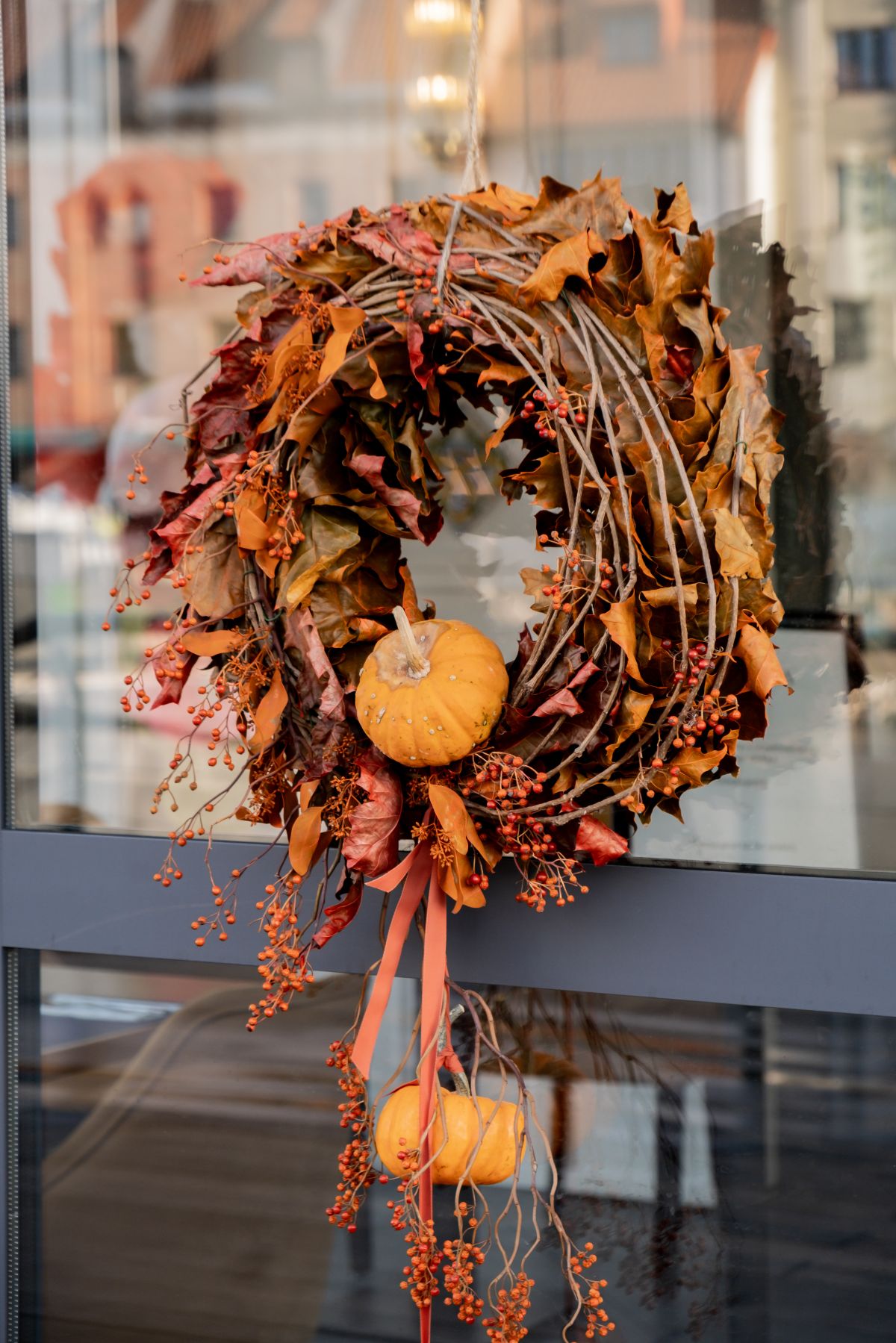 couronne automne naturelle réalisée avec des feuilles sèches baies orange et mini citrouilles