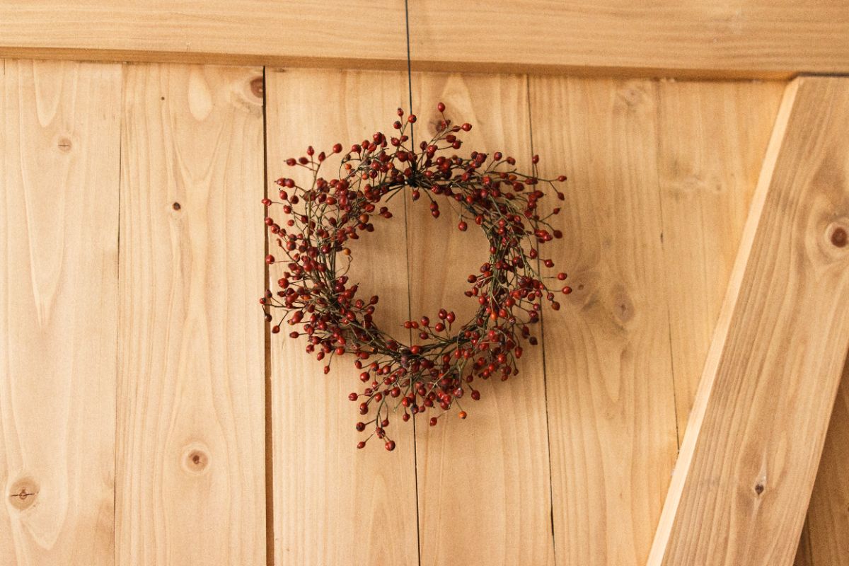 couronne automne style rustique réalisée avec des branches églantier