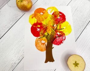 créer un arbre automne haut en couleurs avec des pommes en tant que tampons