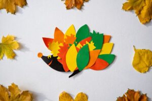 créer un hérisson avec des feuilles d'automne