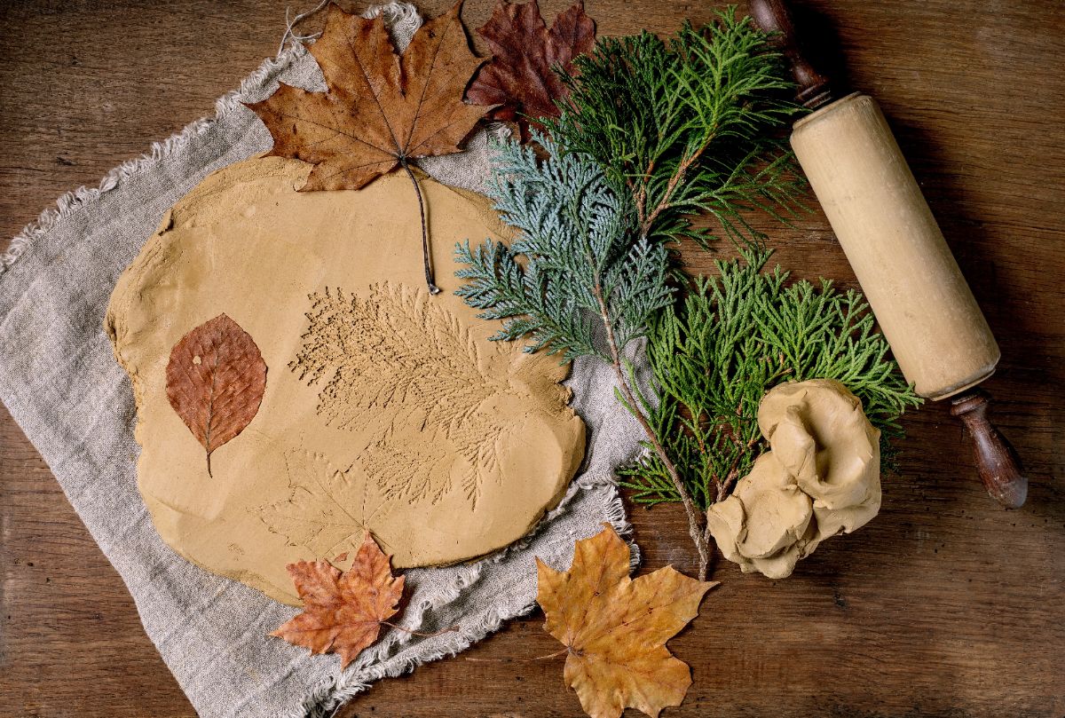 empreintes feuilles automne dans pâte à sel-idée créative de bricolage