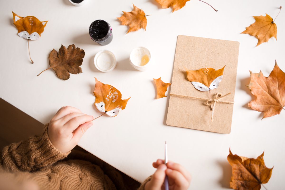 faire des animaux avec des feuilles automnales pour décorer des cartes DIY originales