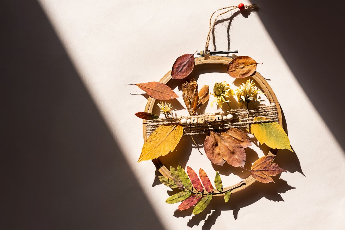 faire un mobile automne avec un tambour à broder et matériaux naturels
