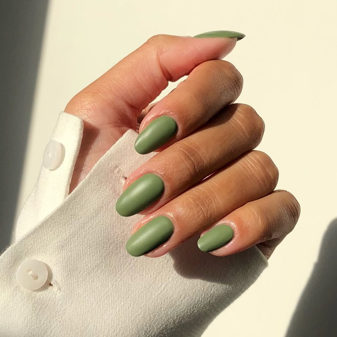 idée de manucure mate pour automne-nuance vert matcha