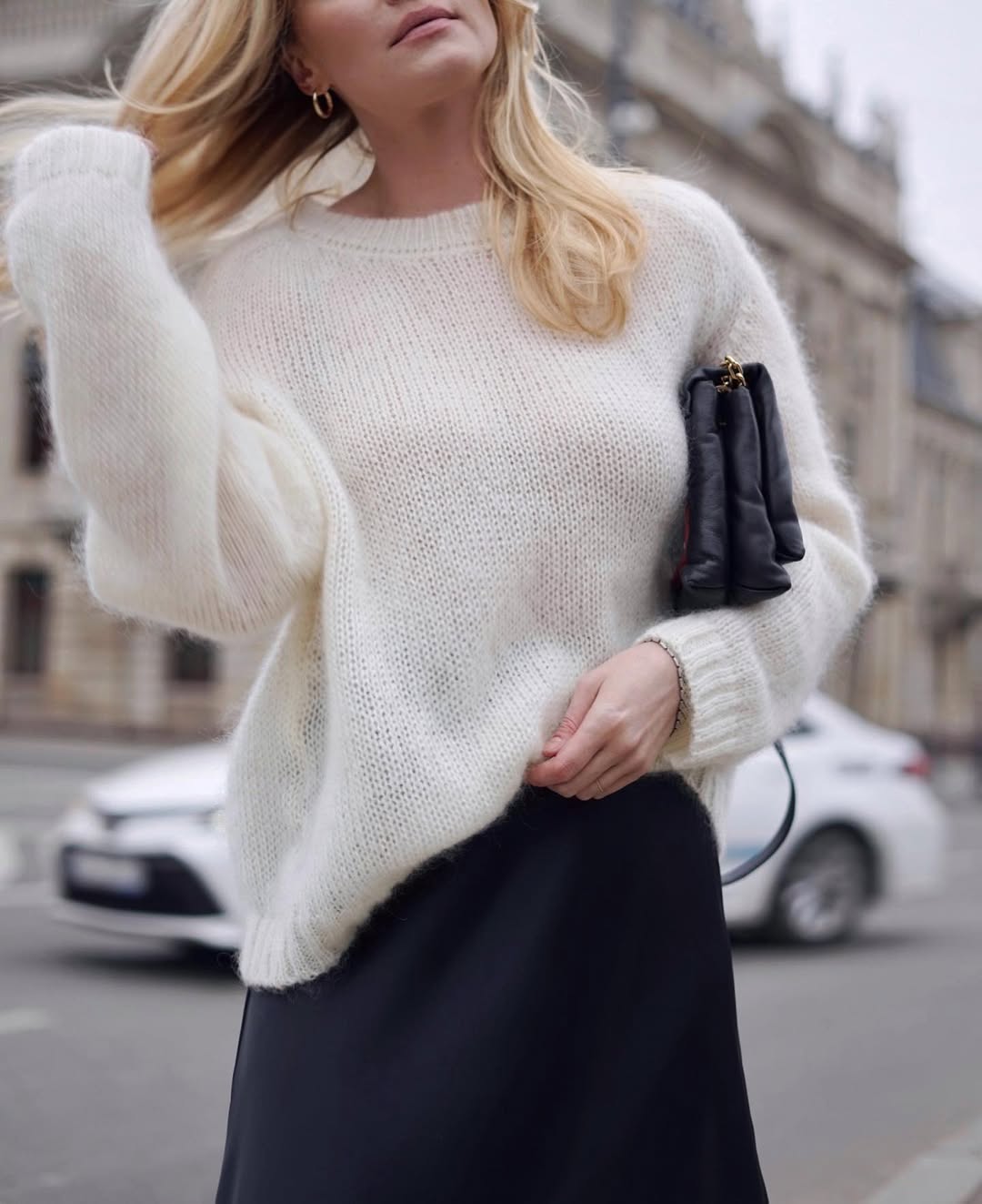 jupe en satin avec pull-le duo chic et cozy de la saison froide