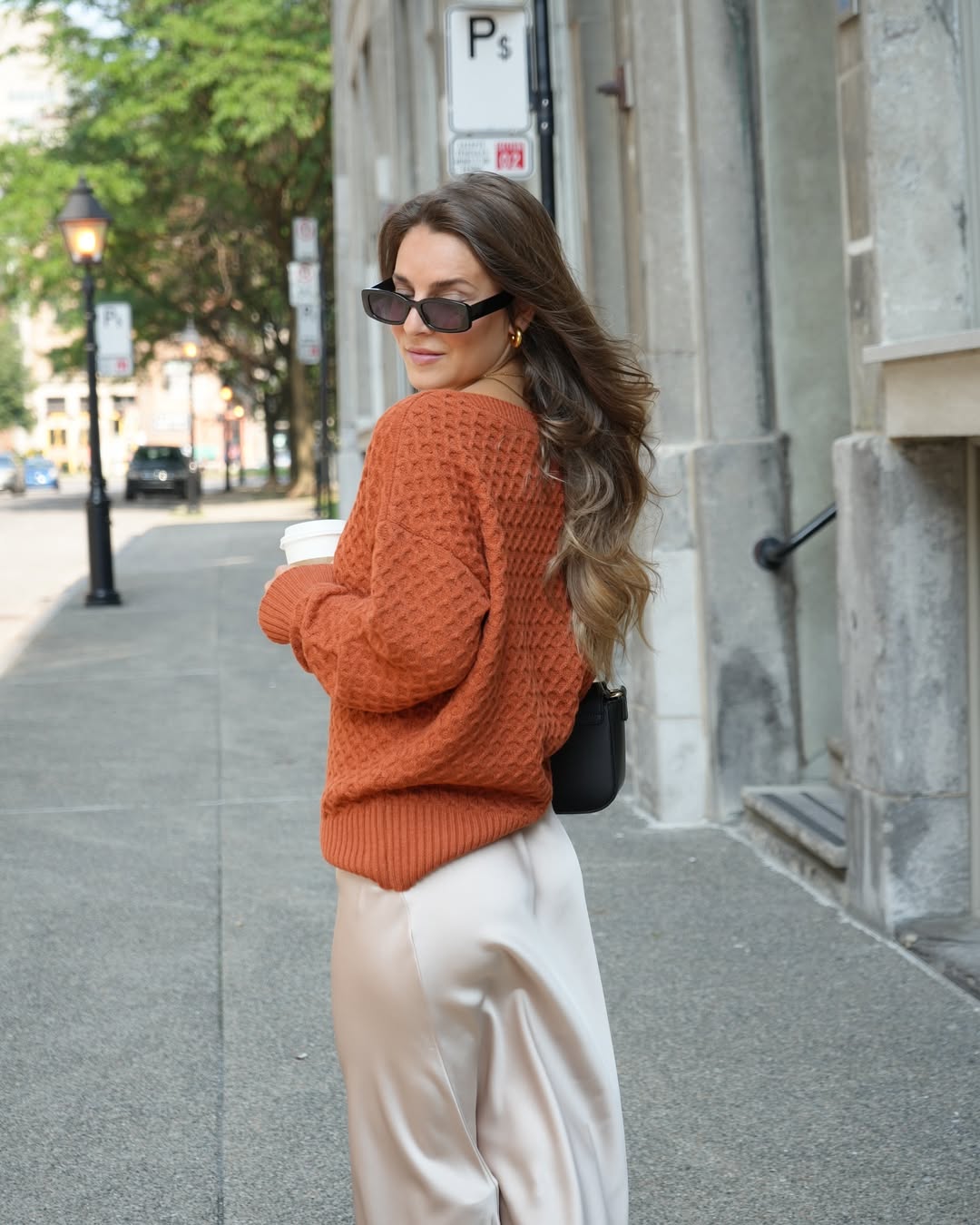 jupe en satin écru à porter avec un pull orange cet automne