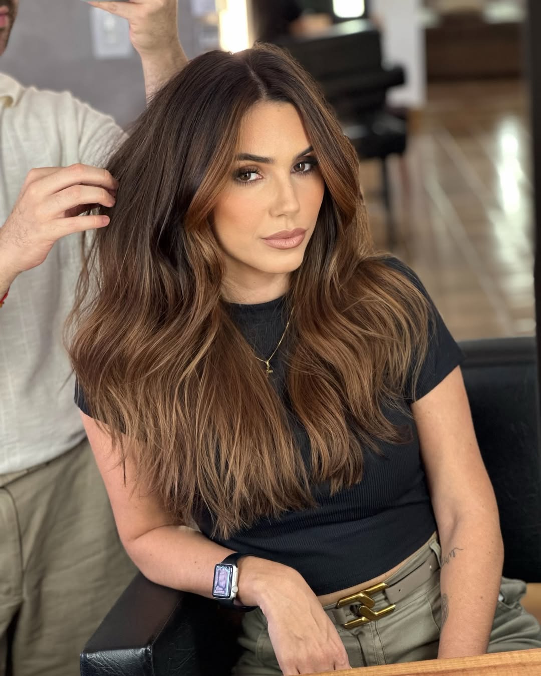 la coloration money piece caramel adoucit les contours du visage et camoufle subtilement les cheveux blancs
