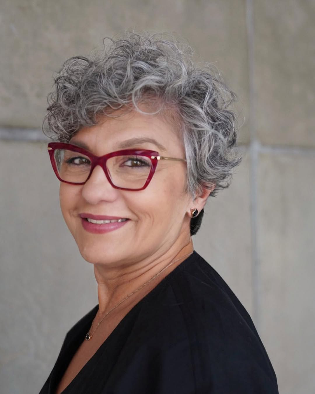 la coupe pixie bob bouclée - la nouvelle coupe signature des femmes mûres