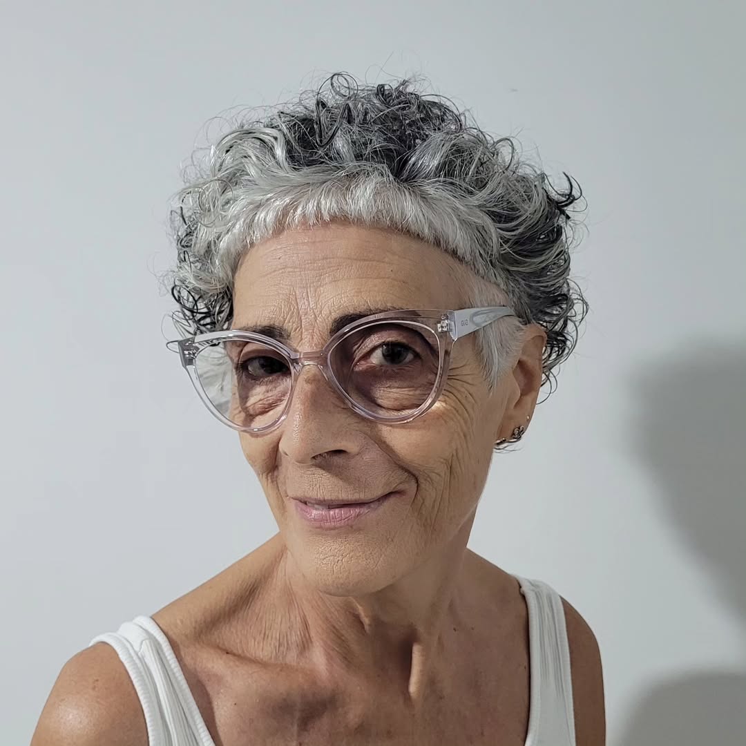 la coupe pixie bob bouclée sur cheveux blancs et gris naturels pour femmes mûres