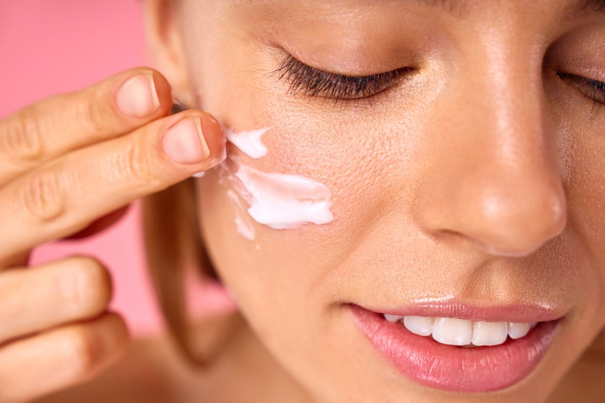 la crème solaire au quotidien est un geste essentiel pour protéger la peau contre les UVA et les UVB