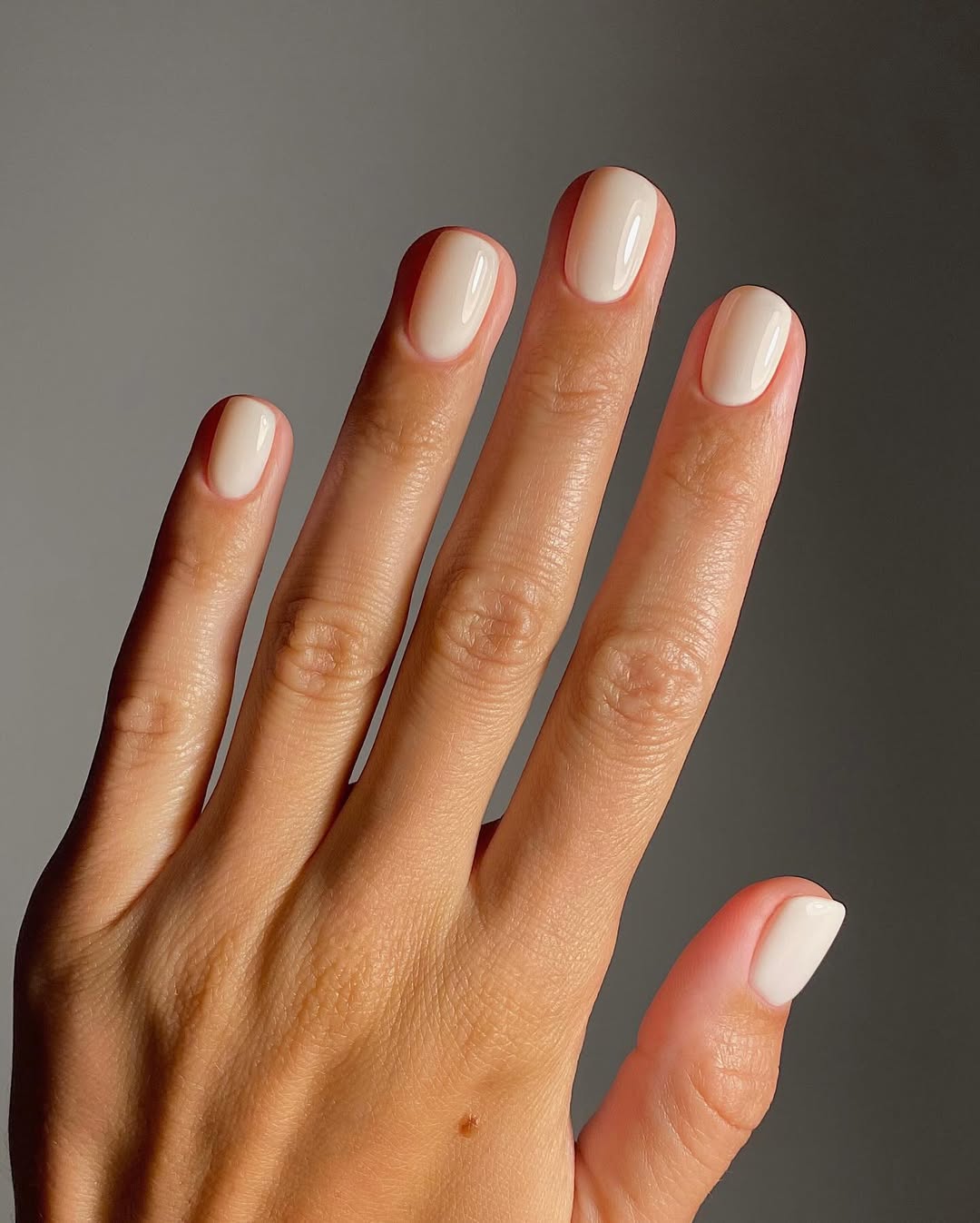 le blanc cassé est parmi les couleurs de vernis tendance de l'automne