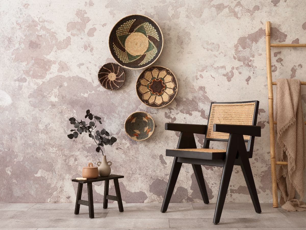 les assiettes décoratives en tant que installations murales graphiques et pleines de charme