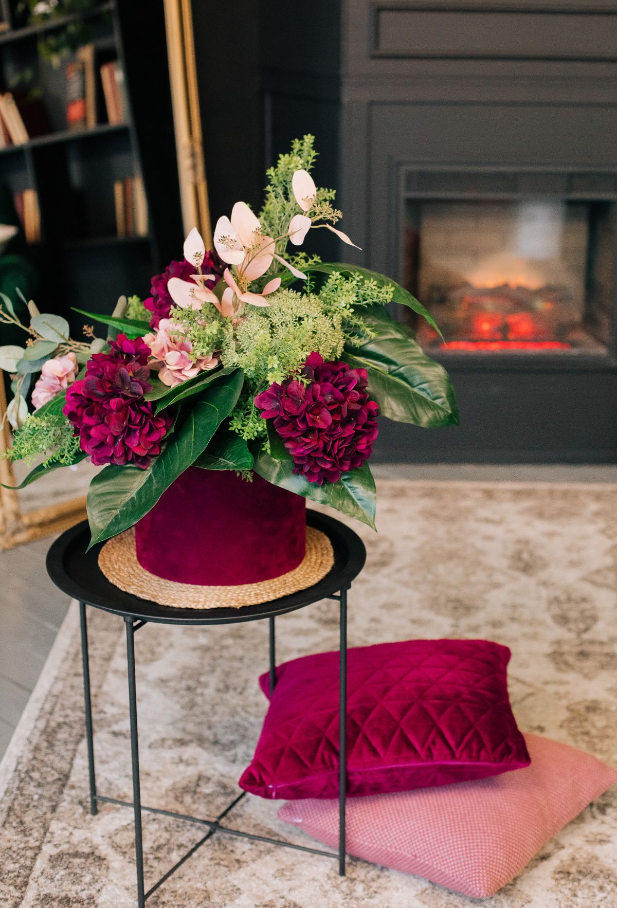 les coussins en velours couleur bijoux comme le rubis sont parfaits pour créer une ambiance enveloppante en automne