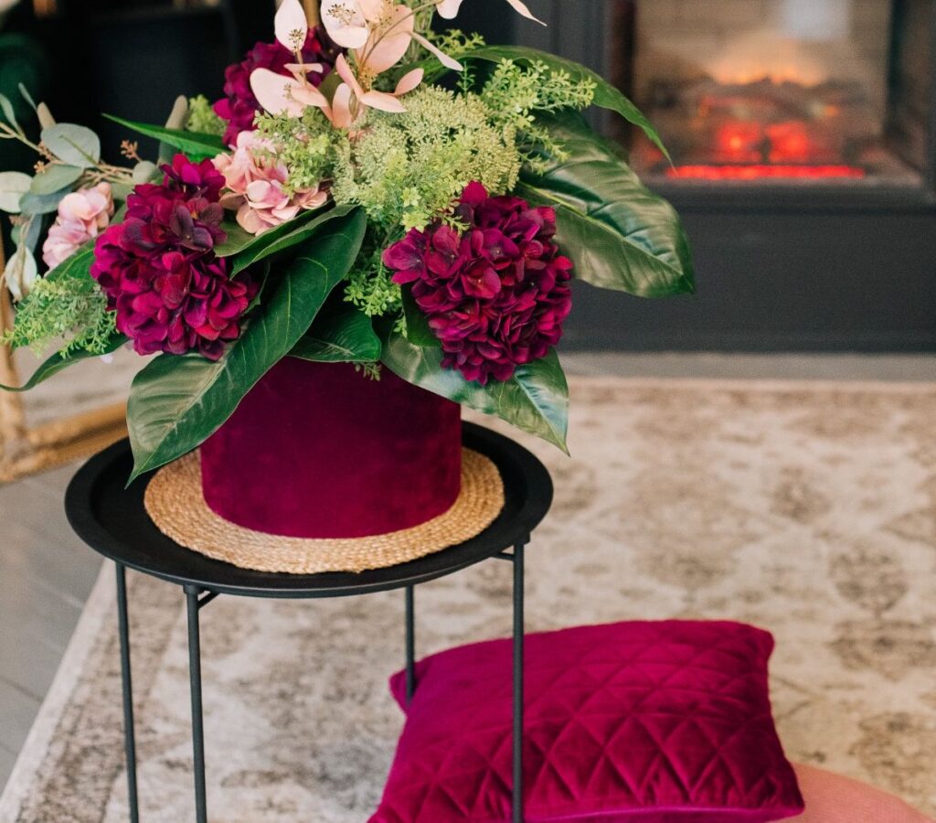 les coussins en velours couleur rubis sont parfaits pour créer une ambiance enveloppante