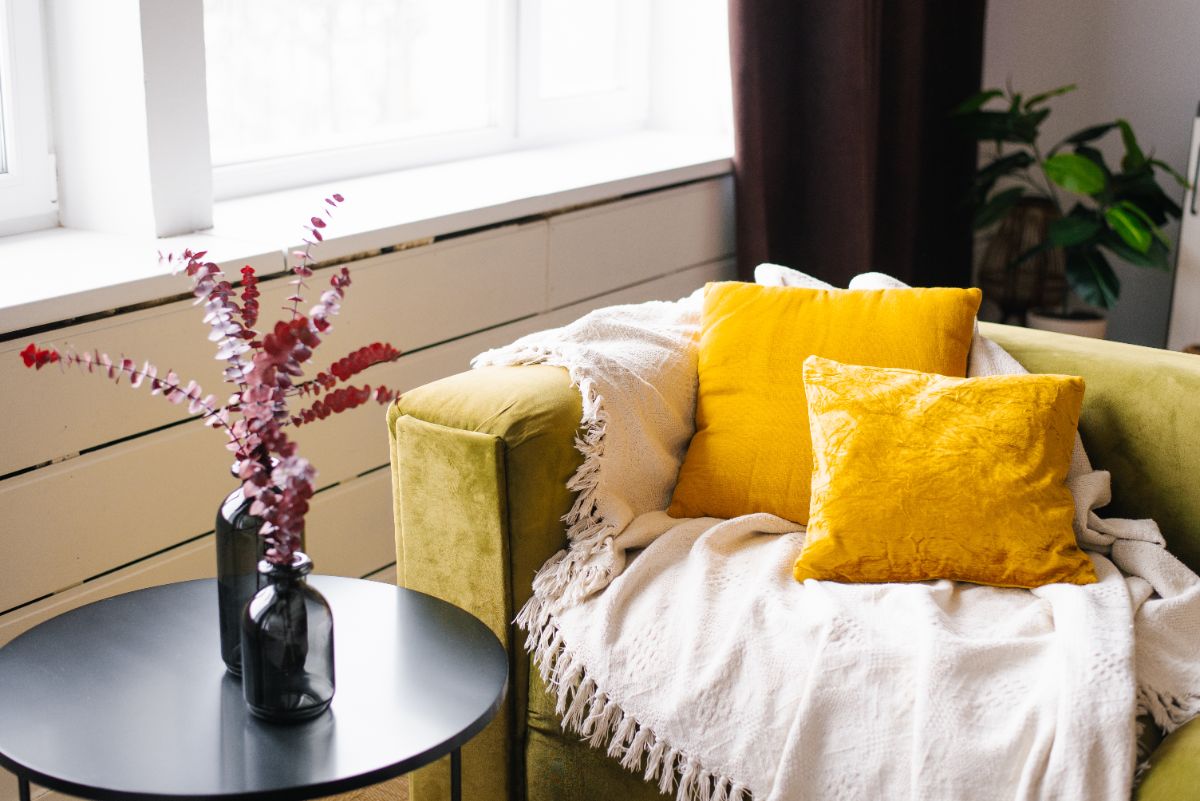 les housses de coussins en velours jaune créent une ambiance chaleureuse et cocooning dans le salon