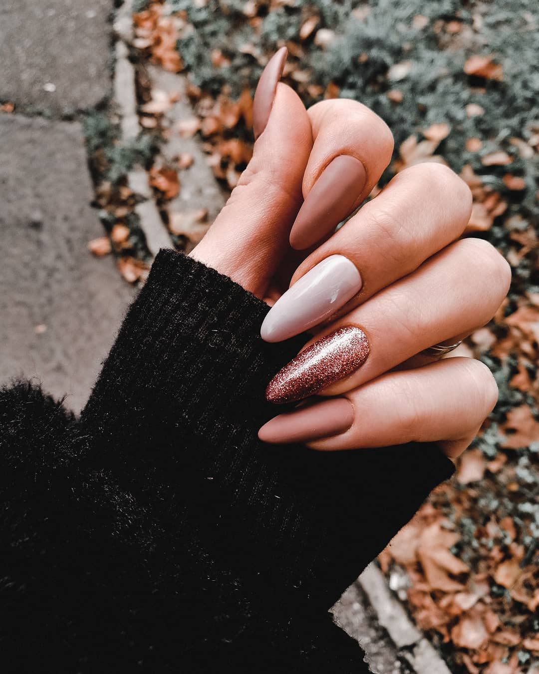 manucure automne dépareillée dans des nuances beige et marron avec nail art pailleté